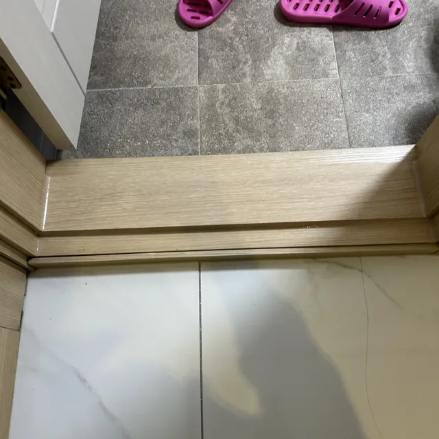 욕실 문턱 마감면이 매끈하게 정리된 수리 후 모습