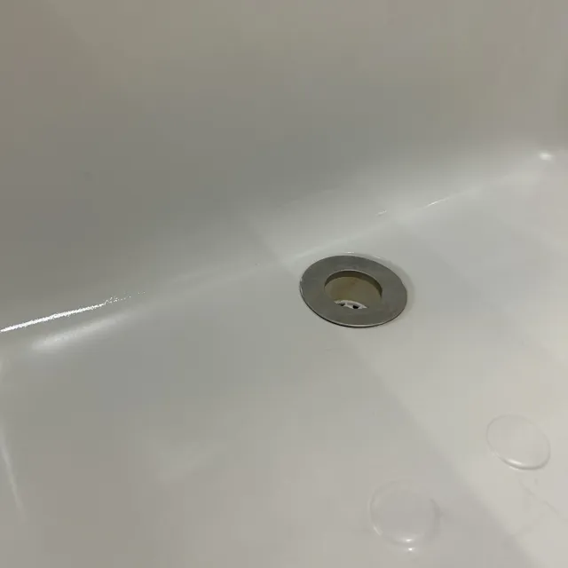 욕조 배수구 주변이 매끈하게 정리된 수리 후 모습