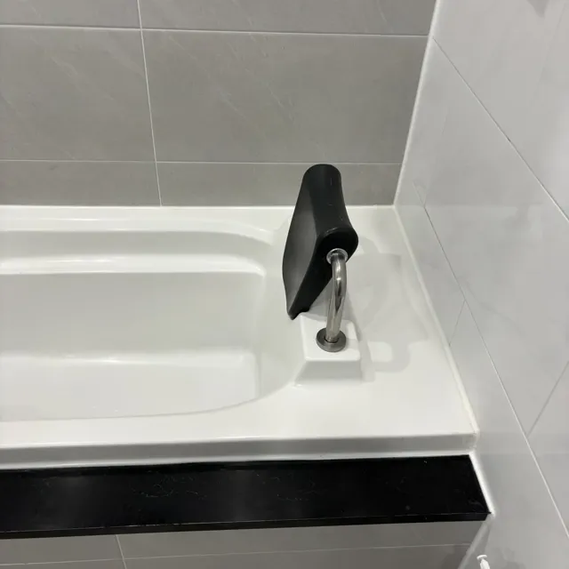 욕조 수전대에 수전이 설치되어 있는 현장 사진